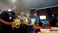 Kepala BNN Komjen Budi Waseso menunjukkan barang bukti dan tersangka.