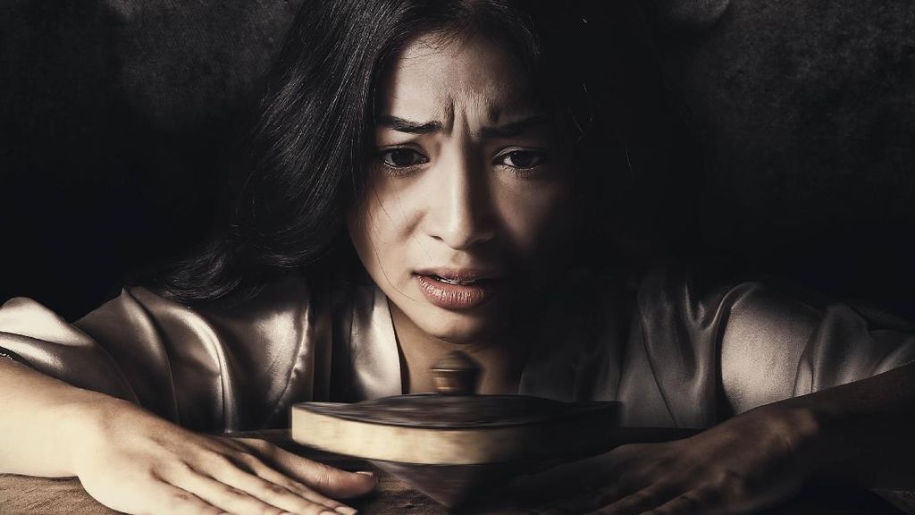 Nikita Willy Dibelenggu Kekuatan Gaib dalam Gasing Tengkorak