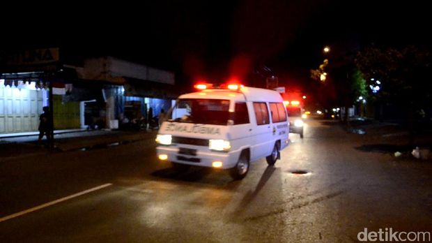 Iring-iringan rombongan jenazah saat tiba di Pekalongan.