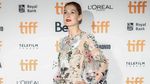 Rosamund Pike Tampil Berbunga-bunga