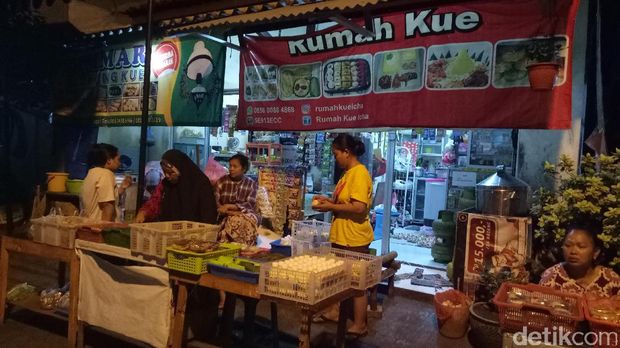 Pukul 03.30 WIB aktivitas jual beli mulai terlihat/