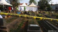 Garis polisi dipasang di sekitar makam Abi.