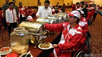 Sebelumnya, ia makan bersama para atlet. (dok. Kemenpora)