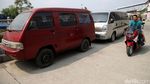 Foto: Tak Punya Garasi, Bahu Jalan pun Jadi Tempat Parkir