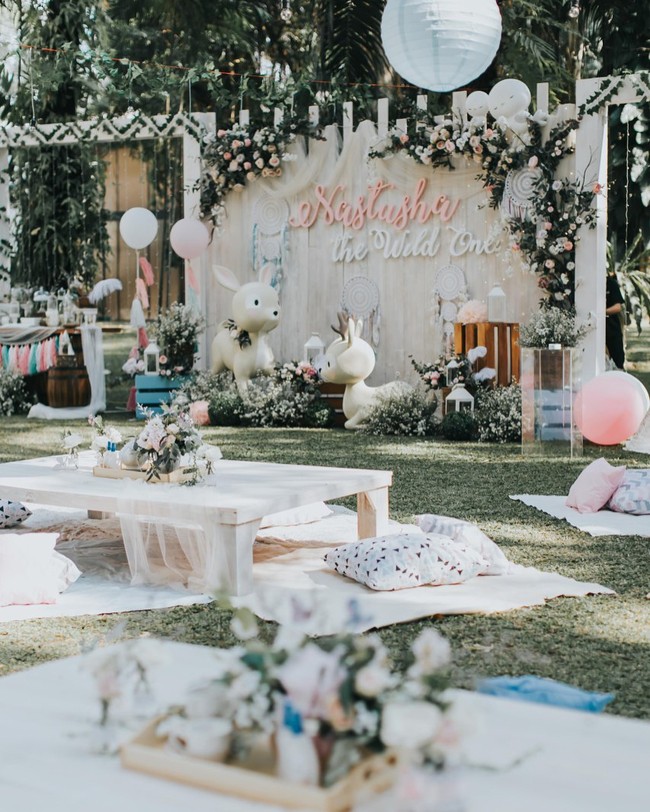 Pesta ulang tahun pertama Nastusha ini tampak indah dengan dekorasi bertemakan alam. Foto: Dok. Instagram