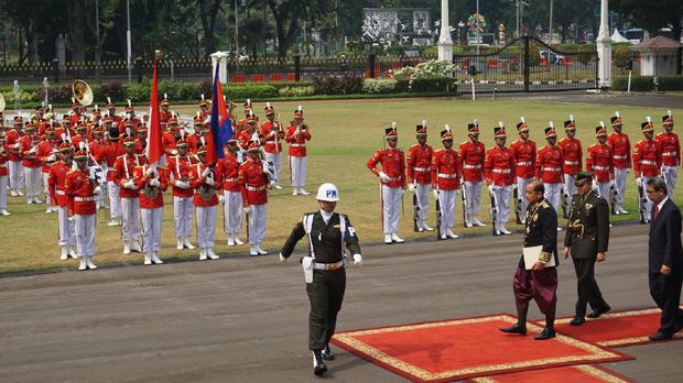 Kedatangan satu per satu para duta besar disambut oleh Paspampres yang memainkan lagu kebangsaan negara-negara tersebut di halaman Istana Merdeka. 