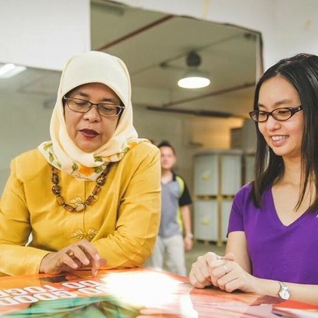 Begini gaya hijab khas Halimah Yacob yang sederhana dan konvensional. Ia selalu memakai dalaman yang memiliki pet atau busa agar kerudungnya rapi dan terlihat formal. Foto: Dok. Instagram @halimahyaccob