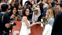 Angelina Jolie datang bersama anak-anaknya, Shiloh, Vivienne, Knox Leon dan Zahara. Foto: Alberto E. Rodriguez/Getty Images