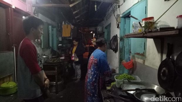 Warga mulai menggoreng dan membungkus kuenya/