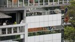Bertaruh Nyawa Bersihkan Kaca Gedung Pencakar Langit