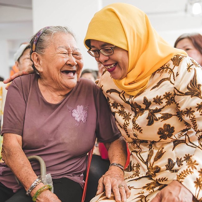 Di foto ini, Halimah Yacob mengenakan batik dan kerudung polos. Halimah Yacob dikenal sebagai politisi berusia 63 tahun. Foto: Dok. Instagram @halimahyaccob