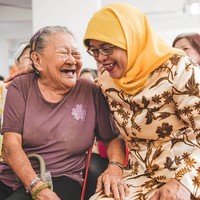 Di foto ini, Halimah Yacob mengenakan batik dan kerudung polos. Halimah Yacob dikenal sebagai politisi berusia 63 tahun. Foto: Dok. Instagram @halimahyaccob