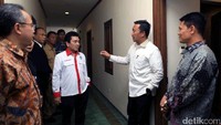 Menpora didampingi oleh Presiden NPC, Senny Marbun, Chef de Mission, Bayu Rahardian, Plt Deputi 4 Peningkatan Prestasi Olahraga, Yuni Poerwanti, dan Pejabat Pembuat Komitmen di Kemenpora meninjau kamar yang digunakan oleh para atlet untuk melihat langsung kondisi kamar hotel yang digunakan oleh para atlet. (dok. Kemenpora)