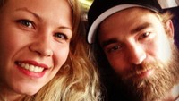 Selain Kristen Stewart, seorang traveler yang beruntung juga sempat berfoto bareng mantannya di pesawat. Siapa lagi kalau bukan Robert Pattinson (Instagram)