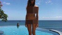 Saat liburan ke Bali, tak jarang Bridie berpose dengan memakai bikini. Ini saat dia menginap di Anantara Bali Uluwatu (@bridiewilkins/Instagram)