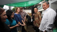 Sejumlah artis ikut meramaikan pencarian dana tersebut.