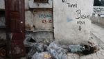 Foto: Bersih-bersih Kuburan yang Tidak Biasa