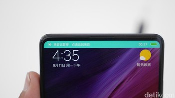 Baterai 3.400 mAh-nya bisa diisi ulang menggunakan port USB-C, yang juga berfungsi sebagai port audio dengan converter, karena Mi Mix 2 tak mempunyai port audio 3,5 mm. Foto: Anggoro Suryo Jati/detikINET