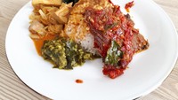 Berbeda dengan rumah makan Sepakat di Melawai, Sepakat Sentosa ada di kawasan Depok. Disebut-sebut menggunakan bera organik, Anda bisa memadukannya dengan ayam pop, dendeng batokok, gulai tunjang hingga gulai gajebo enak. Semuanya disajikan dengan gulai nangka, sambal dan daun singkong rebus. Aduh sedap! Foto: detikFood