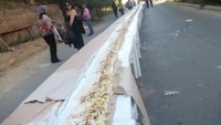 Kalau ini mie terpanjang di dunia yang pernah dibuat di Jepang pada tahun 2007. Dengan ukuran 1.800 kaki dan 2 inci. String licorice terpanjang memiliki ukuran 1702 kaki dan 9 inci. Sandwich terpanjang? Makan siang lezat yang dimasak di Lebanon pada tahun 2011, berukuran total 2411 kaki dan 5 inci. Wow! Foto: Istimewa