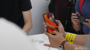 Soal harga, Mi Mix 2 versi termurah dijual dengan harga 3299 yuan (Rp 6,6 juta), dan termahal 3999 yuan (Rp 8 juta). Foto: Anggoro Suryo Jati/detikINET