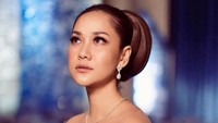 Di acara resepsi pernikahan adiknya, BCL mengenakan baju kurung berwarna biru. Netizen pun memuji kecantikannya. (Dok. Instagram/bclsinclair)