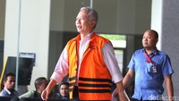 Dirjen Perhubungan Laut (Hubla) Kemenhub Antonius Tonny Budiono usai menjalani pemeriksaan di Gedung KPK Jakarta, Selasa (12/9/2017).