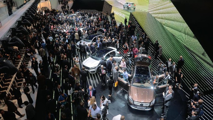 FRANKFURT AM MAIN, GERMANY - SEPTEMBER 10:  . Visitors look at Mercedes cars at the at the IAA international automobile show on September 10, 2013 in Frankfurt, Germany. The worlds biggest motor show, the IAA, is running from September 12 to 22, 2013.  More than 1.000 exhibitors from 35 countries will present their products during the show.  (Photo by Thomas Lohnes/Getty Images)