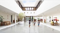 Di Jepang juga terdapat sebuah prasekolah yang dapat menampung air hujan untuk lokasi anak-anak bermain air. Istimewa/Boredpanda.