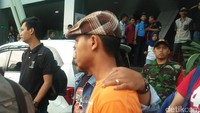 Dodik langsung dibawa petugas Satreskrim Polrestabes menggunakan mobil berwarna putih. 