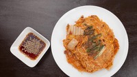 Pajeon yang merupakan omelette atau telur dadar dari Korea pun rasanya sangat enak. Makanan Korea yang satu ini dibuat dengan campuran telur, tepung terigu, tepung beras, irisan daun bawang dan juga ditambahkan beberapa bahan lainnya berupa kimchi, daging sapi hingga seafood seperti cumi-cumi. Tidak dimakan dengan saus sambal, justru telur dadar ini enaknya dicelup saus khas yang terbuat dari campuran kecap dan cuka dengan taburan wijen. Foto: Istimewa