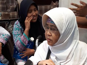 Kesabaran Nanik Dampingi Kakak yang Tunanetra Selama di Tanah Suci