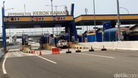Penampakan Gerbang Tol Kebon Bawang, Tanjung Priok, Jakarta Utara, Selasa (12/9/2017) terlihat masih lengang. Sebuah pengumuman dengan huruf cukup besar ditempel di sebuah spanduk putih di atas gerbang tol bertuliskan Jalan Terus, Belum Ada Transaksi. Tak ada petugas loket ataupun portal yang membuka tutup sebagaimana aktivitas saat membayar tol.