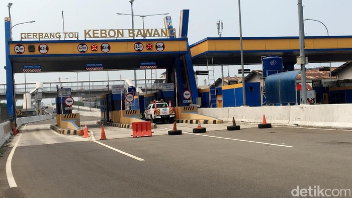 Gerbang Tol Kebon Bawang, Tanjung Priok, Jakarta Utara terlihat lengang. Jalan penghubung ke Pelabuhan Tanjung Priok ini diketahui memang masih digratiskan.