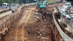 Foto: Pengerukan Underpass Mampang Terus Dikebut