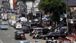 Foto: Parkir Liar Persempit Jalan di Depan Polres Jaktim