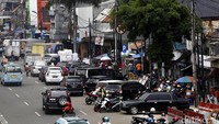 Hampir 2 ruas jalan terambil oleh parkir liar.