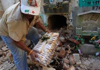 Grave cleaner yang masuk ke dalam kuburan