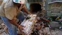 Kuburan yang dibersihkan bukanlah kuburan tertutup seperti yang ada di Indonesia. Kuburan tersebut haruslah tua, sudah tidak berbayar atau sudah tak ada yang mengakui (Jorge Dan Lopez/Reuters)