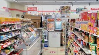 Berbeda dengan gerai Sevel di Jakarta yang lumayan luas dan besar, gerai di Tokyo nampak seperti minimarket di antara gedung dan pertokoan lainnya.