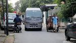 Foto: Tak Punya Garasi, Bahu Jalan pun Jadi Tempat Parkir