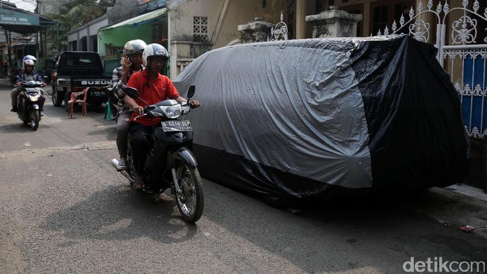 Pemprov DKI Jakarta sedang mensosialisasikan Peraturan Daerah (Perda) Nomor 5 Tahun 2014 Pasal 140 terkait pemilik kendaraan bermotor wajib mempunyai garasi. Sebab masih banyak pemilik mobil yang tidak memiliki garasi sehingga kendaraannya diparkir di bahu jalan. Seperti yang terlihat di Jalan Kampung Melayu Kecil, Bukit Duri, Jakarta, Selasa (12/9/2017).