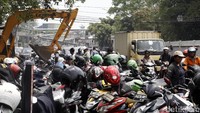 Ratusan motor parkir liar di depan Polres Jakarta Timur.