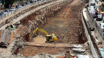 Foto: Pengerukan Underpass Mampang Terus Dikebut