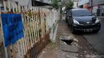 Foto: Tak Punya Garasi, Bahu Jalan pun Jadi Tempat Parkir