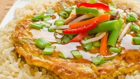 Fu yung hai dari China ini dibuat dari telur yang didadar dengan campuran berupa sayur, daging atau seafood. Paling enak disajikan dengan saus asam manis dengan tambahan kacang polong. Enak dinikmati bersama dengan nasi atau tanpa nasi. Nyam! Foto: Istimewa