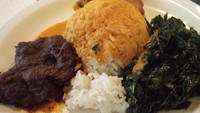 Rumah makan Sederhana punya banyak cabang banyak sekali di Jakarta. Rumah makan ini juga masih jadi populer warga Jakarta. Ada rendang atau ayam bakar serta ikan bilih yang dibalut dengan sambal merah. Tapi, siang ini coba saja memesan rendang empuk yang berbalut bumbu dengan nasi bersiram kuah gulai dan sayuran. Foto: Istimewa