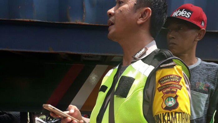 Salip Truk Kontainer, Pemotor di Bekasi Tewas Terlindas