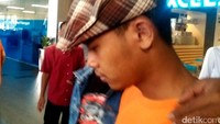 Tiba di Bandara Husein Sastranegara, Dodik tampak dikawal aparat kepolisian.