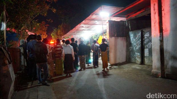 Pelayat terus berdatangan di rumah duka di Pekalongan.